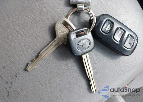 2004 Toyota Camry Le z USA, uszkodzony, nr VIN 4T1BE32KX4U345847